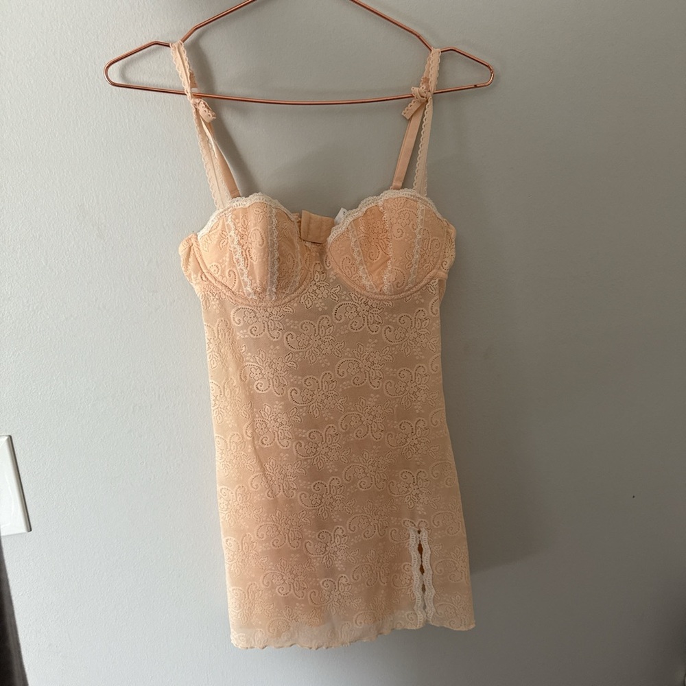 Vintage lacy peach slip with bra - Picture 3 of 3